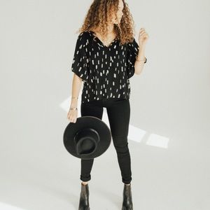 Carly Jean Los Angeles Iris Blouse